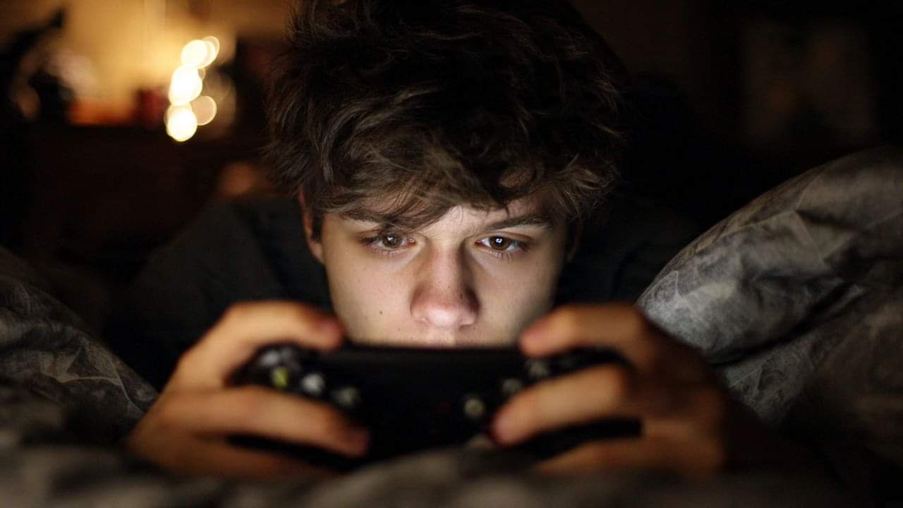 Gamer Death Syndrome: गेम खेलते-खेलते थम गई धड़कन! क्या है 'गेमर डेथ सिंड्रोम' जिसने ली 13 साल के बच्चे की जान gamer death syndrome playing online gaming long hour health risk and prevention