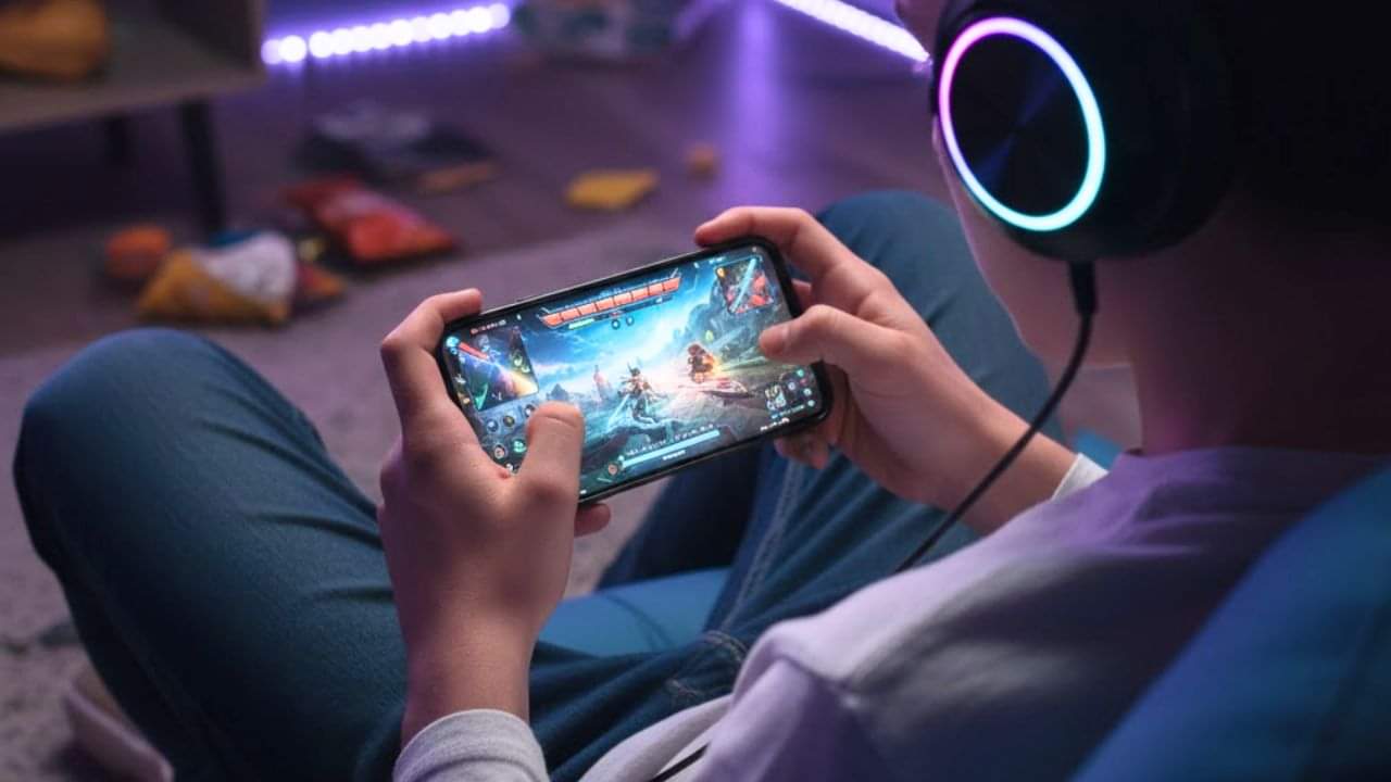 Gamer Death Syndrome: गेम खेलते-खेलते थम गई धड़कन! क्या है 'गेमर डेथ सिंड्रोम' जिसने ली 13 साल के बच्चे की जान gamer death syndrome playing online gaming long hour health risk and prevention