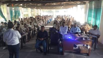 CG News: धमतरी में बाघ के पगमार्क मिलने के बाद वन विभाग का प्रशिक्षण कार्यक्रम, अधिकारी-कर्मचारी शामिल हुए Forest department's training program after tiger footprints were found in Dhamtari