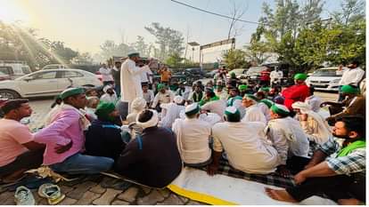 Meerut: 'पूर्व विधायक जितेंद्र सतवाई ने कराया फर्जी मुकदमा, इंसाफ चाहिए', भाकियू ने थाना घेरा, जबरदस्त हंगामा Meerut: 'Former MLA Jitendra Satwai filed a fake case, justice is needed', BKU surrounded the police station