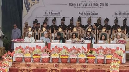 AMU: कुरान की आयतों की तिलावत से यूनिवर्सिटी तराना तक धूमधाम से मना सर सैयद डे, विद्यार्थियों ने खूब ली सेल्फी Sir Syed Day celebrations at AMU