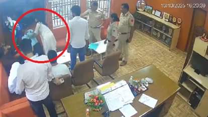 Delhi: DUSU की संयुक्त सचिव दीपिका पर प्रोफेसर को थप्पड़ मारने का आरोप, पुलिसकर्मी भी वहां थे मौजूद DUSU Joint Secretary Deepika accused of slapping professor