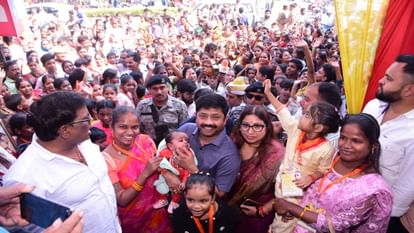 Prayagraj : मंत्री नंदी और पूर्व महापौर अभिलाषा ने 344 परिवारों के 1490 बच्चों को कराई दीपावली की खरीदारी Minister Nandi and former mayor Abhilasha helped 1,490 children from 344 families do Diwali shopping.
