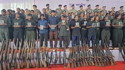 'लाल आतंक' पर बड़ा प्रहार: 208 नक्सलियों ने डाले हथियार, 110 महिलाएं और 98 पुरुष; कई बड़े कैडर के नक्सली शामिल Over 200 Naxalites surrender in Chhattisgarh Chief Minister Vishnu Deo Sai Hindi News Today