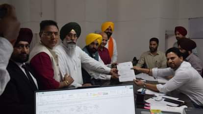 तरनतारन उपचुनाव: आप और भाजपा उम्मीदवारों ने भरा नामांकन, प्रत्याशी हरमीत संधू के साथ मौजूद रहे सीएम मान AAP and BJP candidates file nominations for Tarn Taran by-election