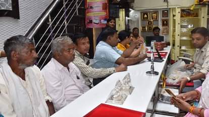 Aligarh: धनतेरस कल, 1200 करोड़ के कारोबार का अनुमान,ऑटोमोबाइल-रियल एस्टेट और ज्वेलरी सेक्टर में बहार Business in Aligarh on Dhanteras
