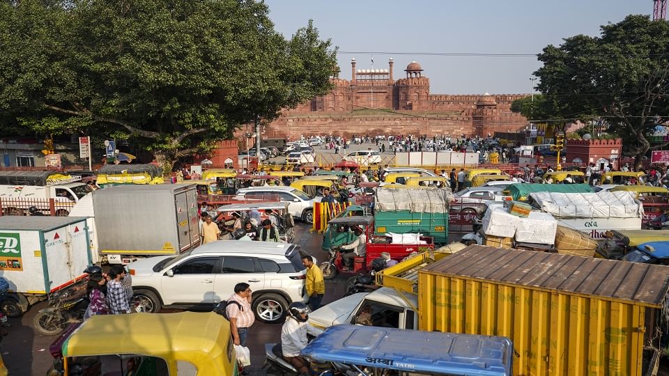 Traffic Jam: त्योहारों की रौनक में फंसी दिल्ली, दिवाली से पहले सड़कों पर रेंग रहे वाहन; देखें कहां-कहां है जाम Heavy traffic jam in delhi before Diwali