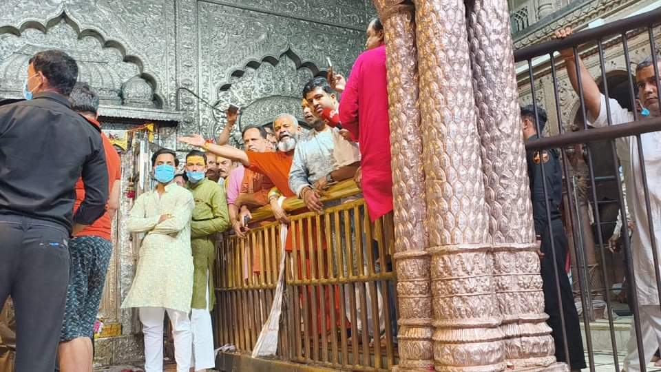 UP: 54 साल बाद खुला बांकेबिहारी मंदिर का खजाना...सांपों का जोड़ा, आभूषणों के बाॅक्स; दृश्य देखकर सभी रह गए दंग Banke Bihari Temple News: Banke Bihari Temple treasure opened after 54 years in vrindavan in mathura