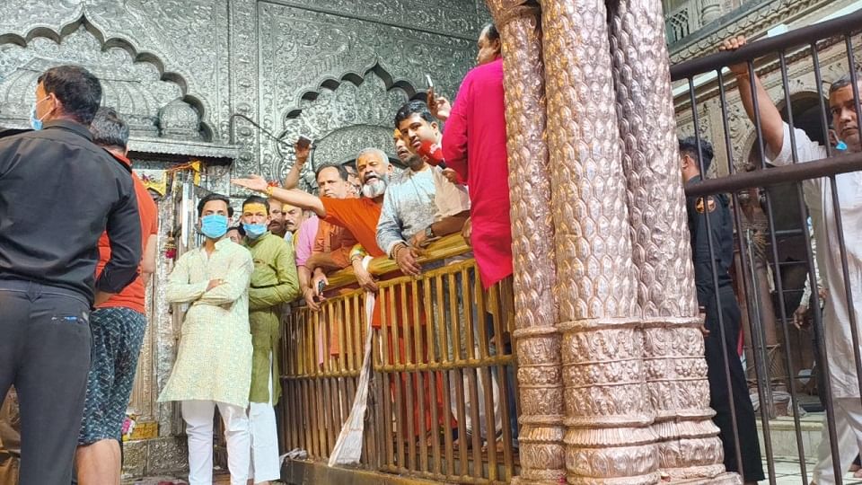 UP: बांके बिहारी का तोषखाना, बर्तन और आभूषणों के खाली बॉक्स; खजाना खुलते ही उठा सवाल, कहां गया ठाकुरजी का माल? UP news Banke Bihari Toshkhana empty boxes of utensils and jewellery As soon as treasury was opened question
