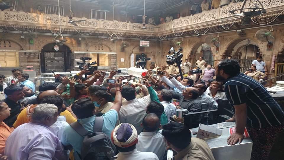 UP: 54 साल बाद खुला बांकेबिहारी मंदिर का खजाना...सांपों का जोड़ा, आभूषणों के बाॅक्स; दृश्य देखकर सभी रह गए दंग Banke Bihari Temple News: Banke Bihari Temple treasure opened after 54 years in vrindavan in mathura