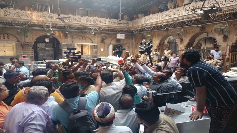 UP: बांके बिहारी का तोषखाना, बर्तन और आभूषणों के खाली बॉक्स; खजाना खुलते ही उठा सवाल, कहां गया ठाकुरजी का माल? UP news Banke Bihari Toshkhana empty boxes of utensils and jewellery As soon as treasury was opened question