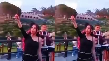 Viral Video: फायर से खेल रही थी लड़की, तभी अचानक चेहरे में लगी आग, आसपास के लोग भी रह गए हक्के-बक्के Girl playing with fire suddenly her face catches fire leaving bystanders stunned Video goes Viral