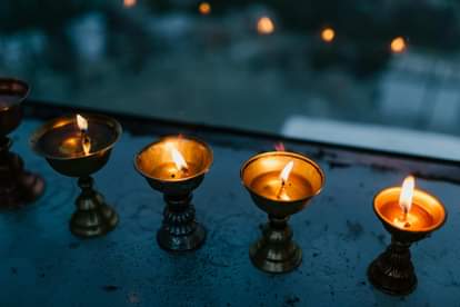 Delhi Diwali: रोशनी से जगमगाई राजधानी... बाजारों में रौनक, दिल्लीवाले आज छोड़ेंगे खुशियों की फुलझड़ियां Delhi Diwali Celebration 2025 Shines Bright with Lights and Festive Joy, Markets Green Crackers