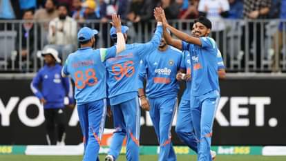 IND vs AUS Highlights: ऑस्ट्रेलिया ने भारत को सात विकेट से हराया, मार्श की शानदार बल्लेबाजी IND vs AUS ODI Highlights: Today Match India vs Australia 1st ODI Scorecard Ball by Ball Updates in Hindi