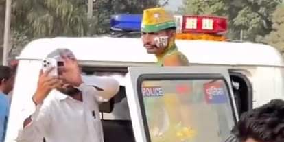 Bihar Election: तेज प्रताप यादव पर आचार संहिता के उल्लंघन का मामला दर्ज, पुलिस की गाड़ी से प्रचार के आरोप Bihar Election: Tej Pratap booked for violating model code of conduct for campaigning in a police vehicle