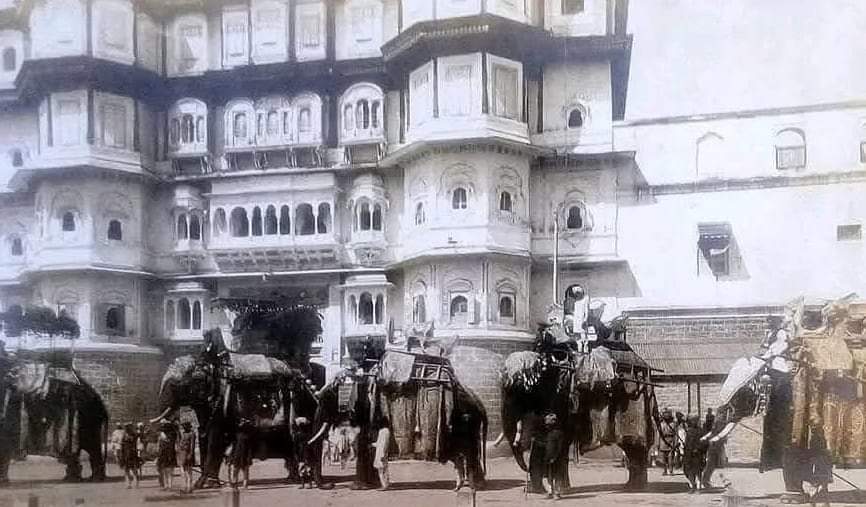 होलकर रियासत की दिवाली: राजवाड़े के सामने मैदान में शक्ति प्रदर्शन करती थी सेना, राजा करते थे इत्रपान का आयोजन Diwali of Holkar State: The army used to display its power in the field in front of the palace