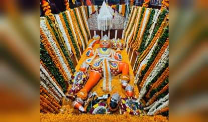 Prayagraj : जयंती पर पूरे गए रामभक्त हनुमान, संगम तट पर सजा हनुमान जी का दरबार, भक्तों की उमड़ी भीड़ Ram devotee Hanuman went to his fullest on the birth anniversary, Hanuman ji's court was decorated on the ban