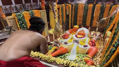 Prayagraj : जयंती पर पूरे गए रामभक्त हनुमान, संगम तट पर सजा हनुमान जी का दरबार, भक्तों की उमड़ी भीड़ Ram devotee Hanuman went to his fullest on the birth anniversary, Hanuman ji's court was decorated on the ban