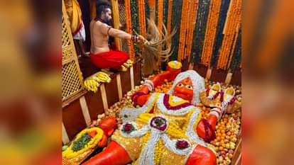 Prayagraj : जयंती पर पूरे गए रामभक्त हनुमान, संगम तट पर सजा हनुमान जी का दरबार, भक्तों की उमड़ी भीड़ Ram devotee Hanuman went to his fullest on the birth anniversary, Hanuman ji's court was decorated on the ban