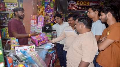 Diwali: आज धूमधाम से मनाई जाएगी दिवाली, कड़ी निगरानी में रहेगा अलीगढ़ शहर, रूट डायवर्जन रहेगा लागू Diwali celebration with great pomp today