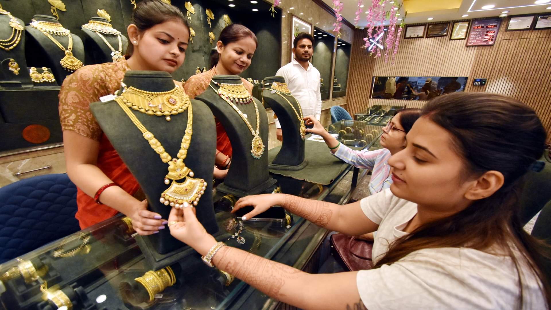 Prayagraj : धनतेरस पर दुल्हन की तरह सजे बाजार में धनवर्षा, 1600 करोड़ के कारोबार का अनुमान Dhanteras saw a shower of wealth in the market decorated like a bride, business estimated at Rs 1600 crore.
