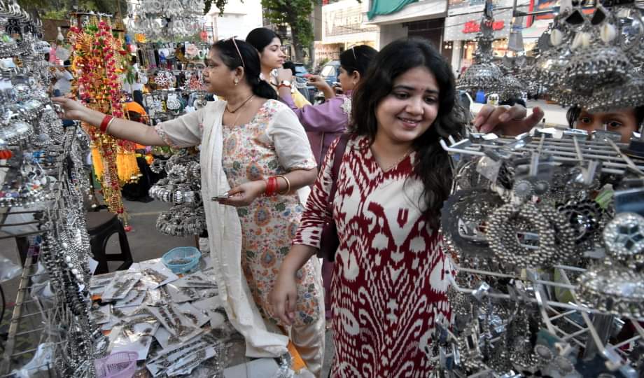 Prayagraj : धनतेरस पर दुल्हन की तरह सजे बाजार में धनवर्षा, 1600 करोड़ के कारोबार का अनुमान Dhanteras saw a shower of wealth in the market decorated like a bride, business estimated at Rs 1600 crore.