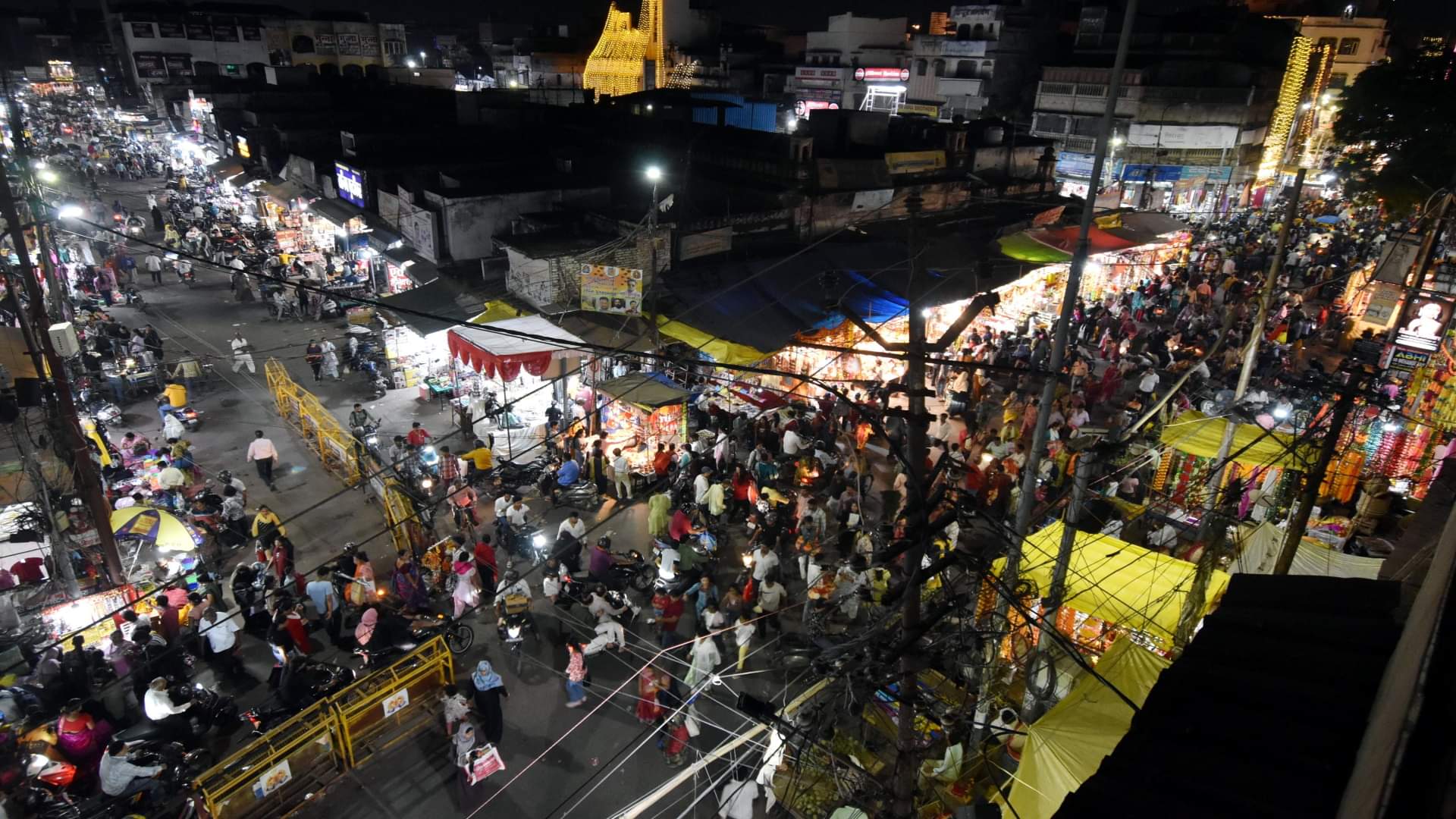 Prayagraj : धनतेरस पर दुल्हन की तरह सजे बाजार में धनवर्षा, 1600 करोड़ के कारोबार का अनुमान Dhanteras saw a shower of wealth in the market decorated like a bride, business estimated at Rs 1600 crore.