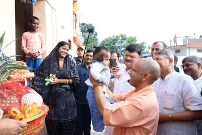 अयोध्या: निषाद-वाल्मिकी समाज के लोगों के साथ सीएम ने मनाई दिवाली, बच्चों को बांटे उपहार; रामलला के किए दर्शन Ayodhya: CM to celebrate Diwali with Nishad and Valmiki community members, seek blessings of Hanumangarhi and