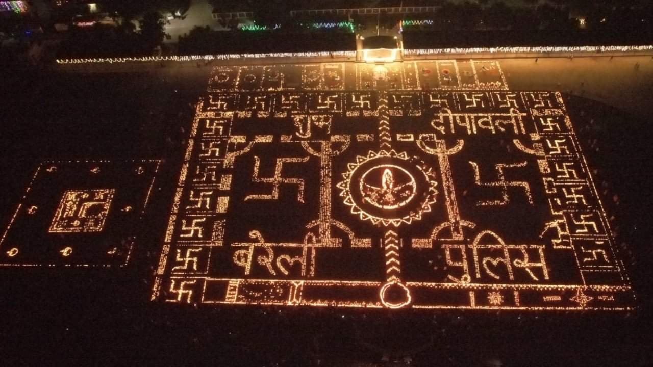 Diwali 2025: बरेली में 55 हजार दीपों से जगमग हुई पुलिस लाइन, अफसरों ने कुछ इस तरह मनाया दीपोत्सव; तस्वीरें Bareilly Police Lines lit up with 55,000 diyas on Diwali