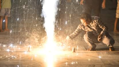 Diwali 2025: दिवाली पर संभलकर जलाएं पटाखे, बच्चे और बुजुर्गों को रखें दूर; बरतें ये सावधानी Light firecrackers with caution on Diwali keep children and the elderly away