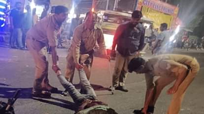 Prayagraj : शास्त्री पुल पर भीषण हादसे में एक युवक की मौत, तीन की हालत गंभीर, एक बाइक पर सवार थे सभी युवक One youth died in a horrific accident on Shastri Bridge, three others are in critical condition