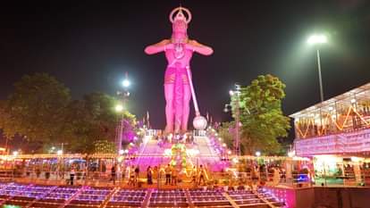Diwali 2025: शाहजहांपुर में दीपों से जगमगा उठा हनुमत धाम, बिखेरी अनोखी छटा; शहर में रोशनी से नहाए घर Hanuman Dham in Shahjahanpur lit up with lamps on diwali