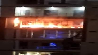 Aligarh News: छठी मंजिल के फ्लैट में लगी आग, सिलिंडर फटा, बाल-बाल बच गया रजिस्ट्रार का परिवार Fire broke out in a sixth floor flat
