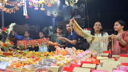 Bareilly News: दिवाली पर खील-खिलौने की बढ़ीं कीमतें, खरीदारों से बाजार गुलजार Prices of kheel khilone have increased this Diwali in Bareilly