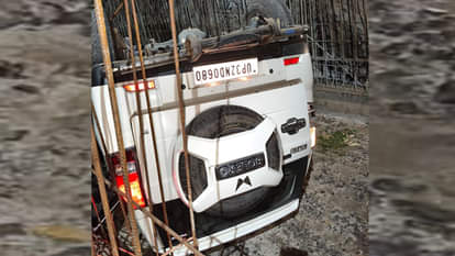 Kanpur: कई वाहनों में टक्कर मारने के बाद पलटा वाहन, बाल-बाल बचे लोग Kanpur: Vehicle overturns after hitting several vehicles, passengers narrowly escape
