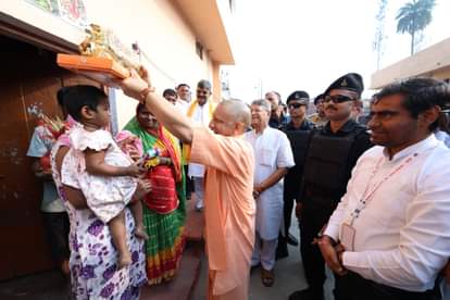 अयोध्या: निषाद-वाल्मिकी समाज के लोगों के साथ सीएम ने मनाई दिवाली, बच्चों को बांटे उपहार; रामलला के किए दर्शन Ayodhya: CM to celebrate Diwali with Nishad and Valmiki community members, seek blessings of Hanumangarhi and