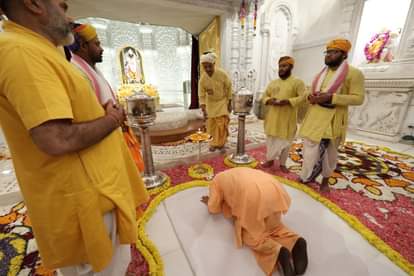 अयोध्या: निषाद-वाल्मिकी समाज के लोगों के साथ सीएम ने मनाई दिवाली, बच्चों को बांटे उपहार; रामलला के किए दर्शन Ayodhya: CM to celebrate Diwali with Nishad and Valmiki community members, seek blessings of Hanumangarhi and