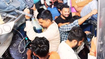 UP: जैसे ही दिखी ट्रेन...सीट के लिए दौड़ पड़े, गैलरी में भी नहीं मिली जगह; एयरपोर्ट-बसों में अपेक्षा कम भीड़ train was spotted people rushed for seats even gallery was empty airports and buses were crowded expected