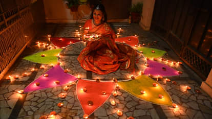 Diwali 2025: गणेश-लक्ष्मी जी की पूजा का शाम 5:36 बजे से रात 8:56 बजे तक शुभ मुहूर्त, राशि के अनुसार जलाएं दीपक Diwali 2025: Auspicious time for worshipping Ganesha and Lakshmi is from 5:36 pm to 8:56 pm