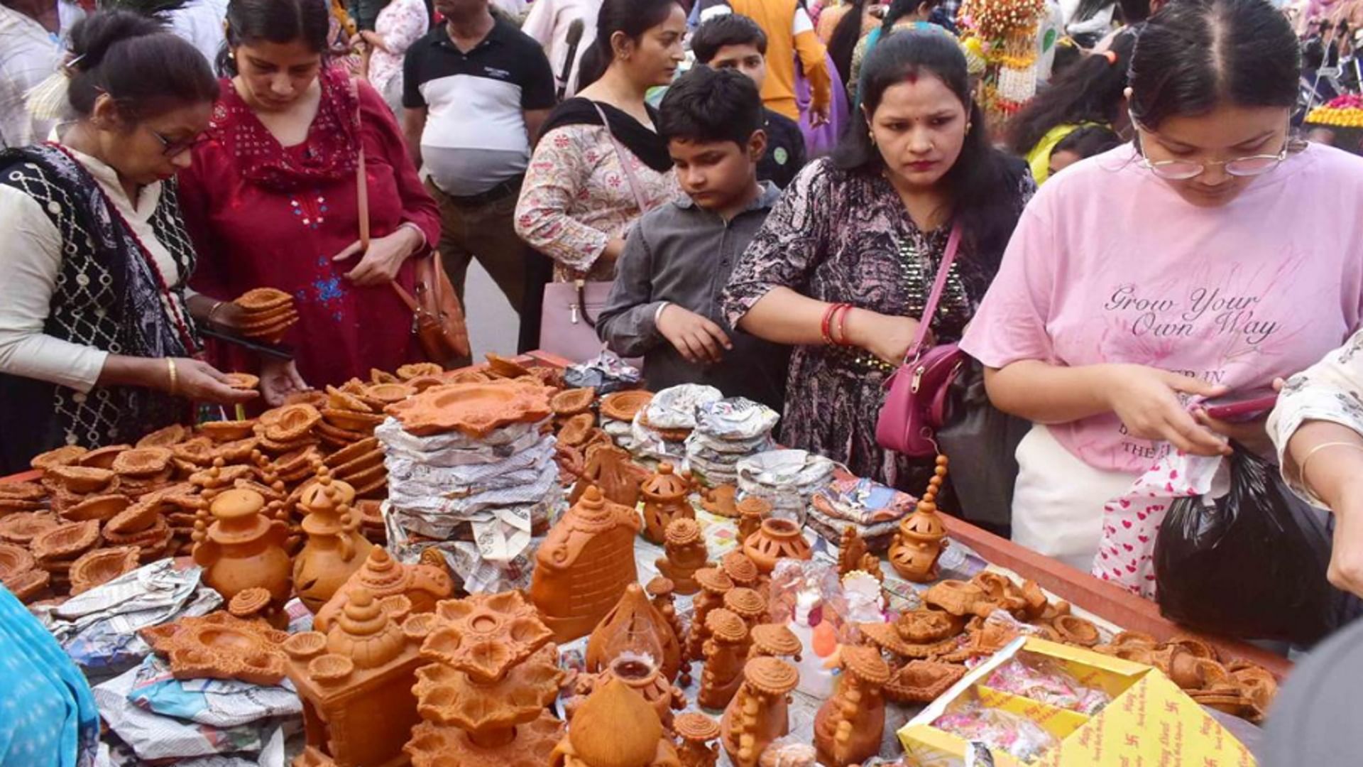 Diwali 2025: Ganesh-Lakshmi, Mahakali will be worshiped today on Diwali, Amavasya on Monday only
