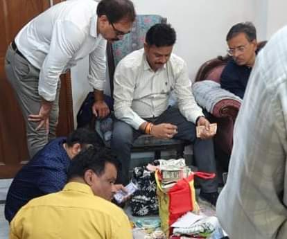 Indore:भदौरिया ने की तनख्वाह से 12 गुना ज्यादा अवैध कमाई, शराब कारोबारियों से साझेदारी निभाई Indore: Bhadoria earned 12 times more illegal income than his salary, partnered with liquor traders
