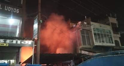 Kannauj: कबाड़ी की दुकान में लगी आग, लाखों का नुकसान…पटाखों की चिंगारी से हादसा, दमकल ने पाया काबू Kannauj Fire broke out in a junk shop causing loss of lakhs accident due to sparks from firecrackers