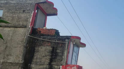 और जब गम में बदल गई खुशियां: छत पर दीपावली के दीप जला रही थी, हाईटेंशन तार की चपेट में आई बालिका- मौत A girl died after being hit by a high-tension line in Siddharthnagar, where wire was passing over her house