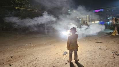 Delhi Air Pollution: पटाखों के शोर से धुएं में घुली दिवाली, अब दिल्ली में दमघोंटू माहौल से सांसों पर संकट Delhi Air Pollution: Diwali shrouded in smoke due to noise of firecrackers
