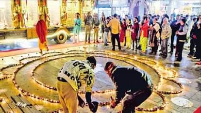 Srinagar: बदलाव की बयार... श्रीनगर के लाल चौक पर दीपों और फूलों से सजा राम दरबार, अयोध्या का वैभव साकार Ram Darbar decorated with lamps and flowers at Lal Chowk in Srinagar