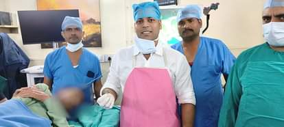 Bhopal News: 57 वर्षीय व्यक्ति के फूड पाइप में एक माह तक फंसा रहा दवा का रैपर, BMHRC के चिकित्सकों ने बचाई जान Bhopal News: A 57-year-old man had a medicine wrapper stuck in his food pipe for a month, BMHRC doctors saved