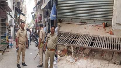 UP: कासगंज में पटाखा चलाने को लेकर दो समुदाय में टकराव...छत से फेंके ईंट-पत्थर, महिला समेत चार घायल Two communities clash over bursting of firecrackers in Kasganj