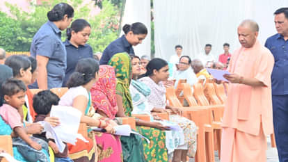 UP: सीएम योगी बोले- 'गरीबों को उजाड़ने वाले कतई न बख्शे जाएं, पैमाइश करा- विवादों का निस्तारण कराएं' CM Yogi listened to the problems of 300 people during the public darshan at Gorakhnath Temple news in hindi