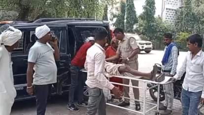 झांसी: सवारियों से भरी टैक्सी अनियंत्रित होकर खड़ी आपे से टकराकर पलटी, एक महिला की मौत, चार घायल Jhansi: One woman killed, four injured in road accident