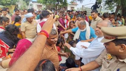 UP: खेत के बाड़ में लगे करंट से चाची और भतीजे की मौत, शव रख ग्रामीणों का हंगामा; पहुंची पुलिस फोर्स aunt and nephew died from electrocution in farm fence villagers created ruckus over bodies police arrived